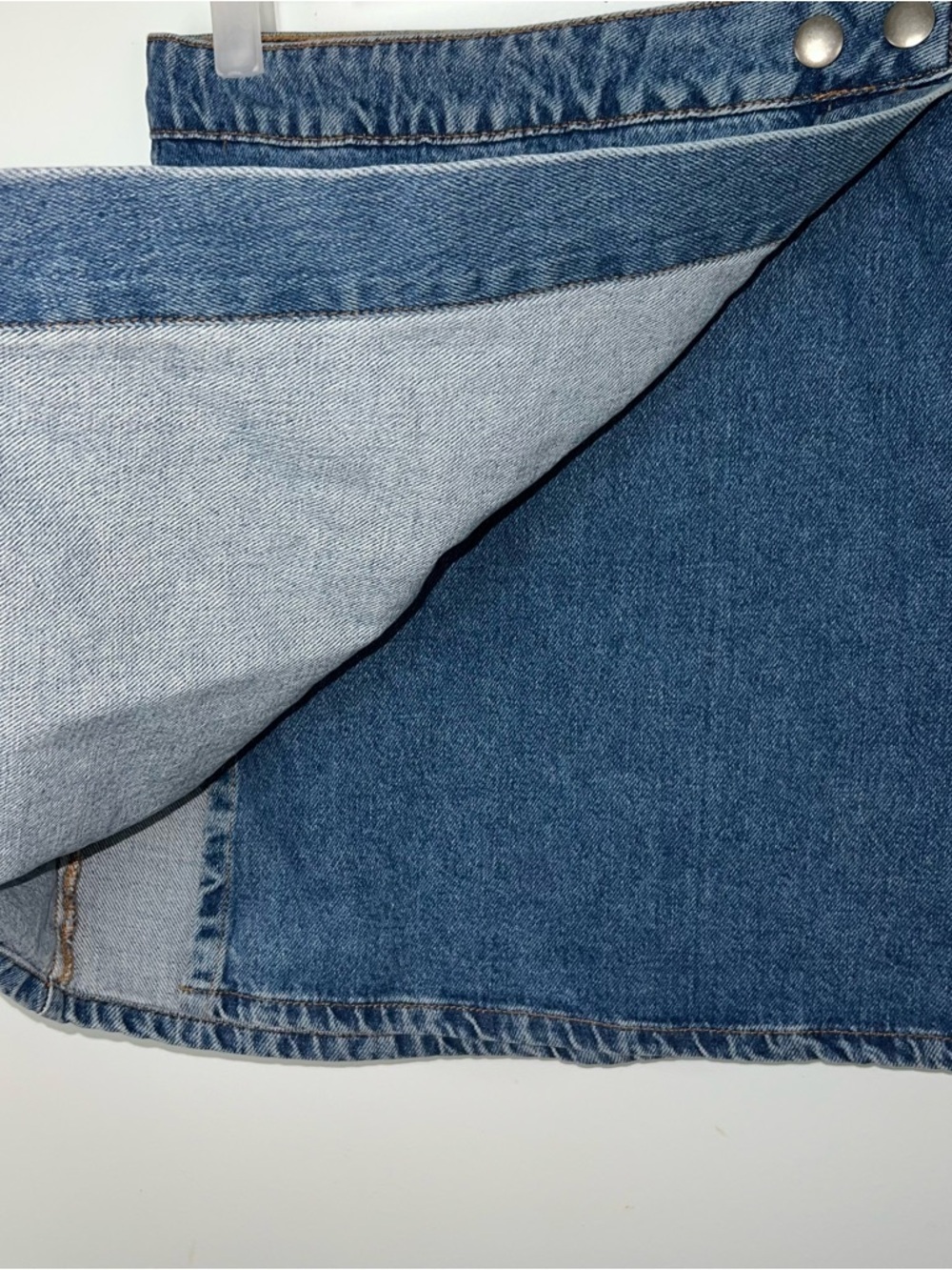 ASOS Blue Denim Wrap Mini Skirt Snap Front Y2K 90’s Casual Size US 4 NWT - Picture 3 of 13